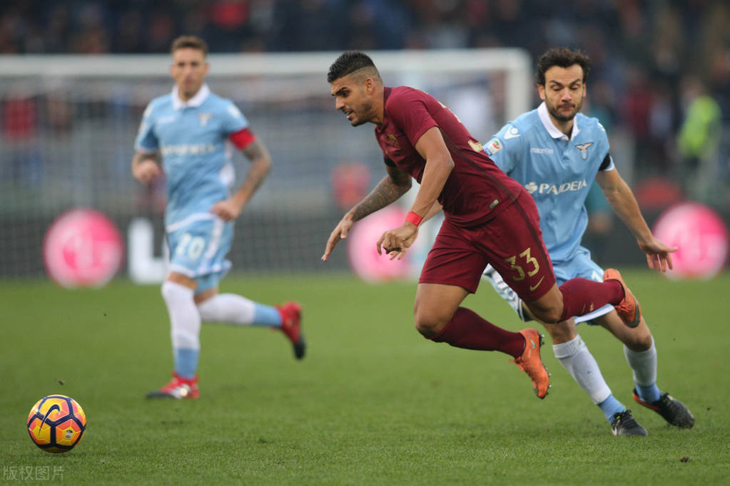 星空体育平台 -AC米兰训练开放日；集结日队长鼓劲引欢呼；德国杯在即；心理建设被强调 